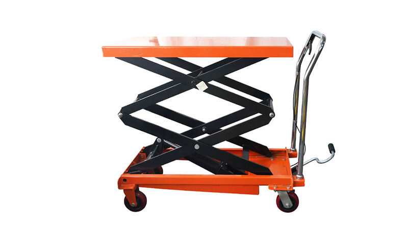 Hvilke kontroller skal udføres før betjening af et hydraulisk løftebord?